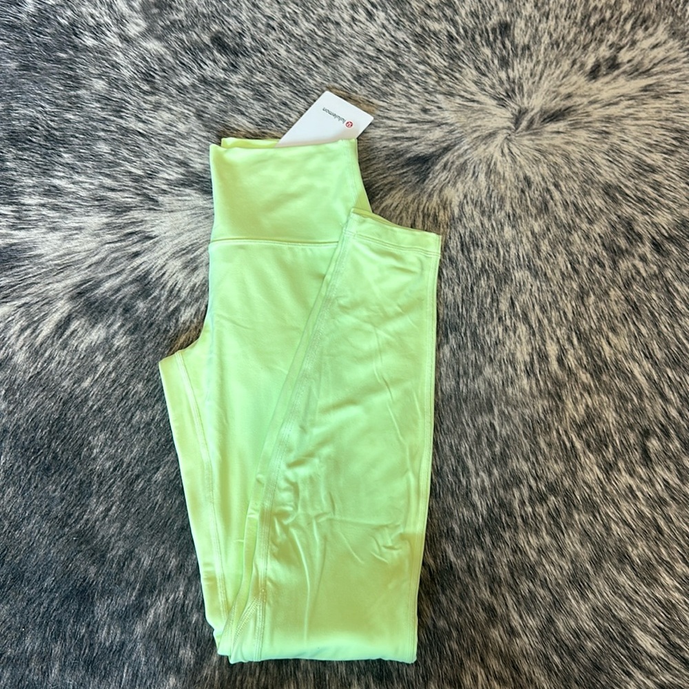 Lululemon align legging 28”. Never worn tag still attached.